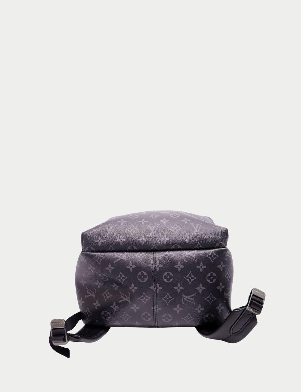 Voyagez avec style grâce à ce sac à dos Monogram Eclipse de Louis Vuitton, une pièce élégante et polyvalente de la maison de couture française emblématique. Confectionné en toile enduite Monogram Eclipse résistante et garni de cuir noir, il arbore