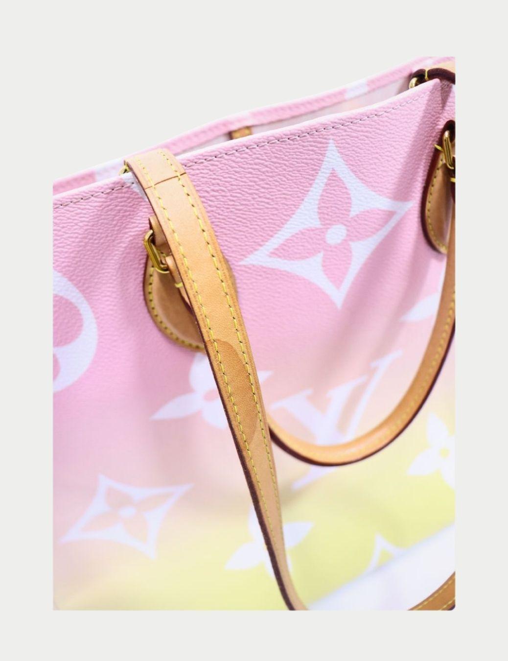 Setzen Sie ein mutiges Statement mit der Louis Vuitton OnTheGo GM Tote aus der exklusiven Pool Collection'S. Mit ihrem auffälligen rosa-gelben Ombré-Farbverlauf und dem übergroßen Monogram-Gewebe ist diese geräumige Tasche der Inbegriff von