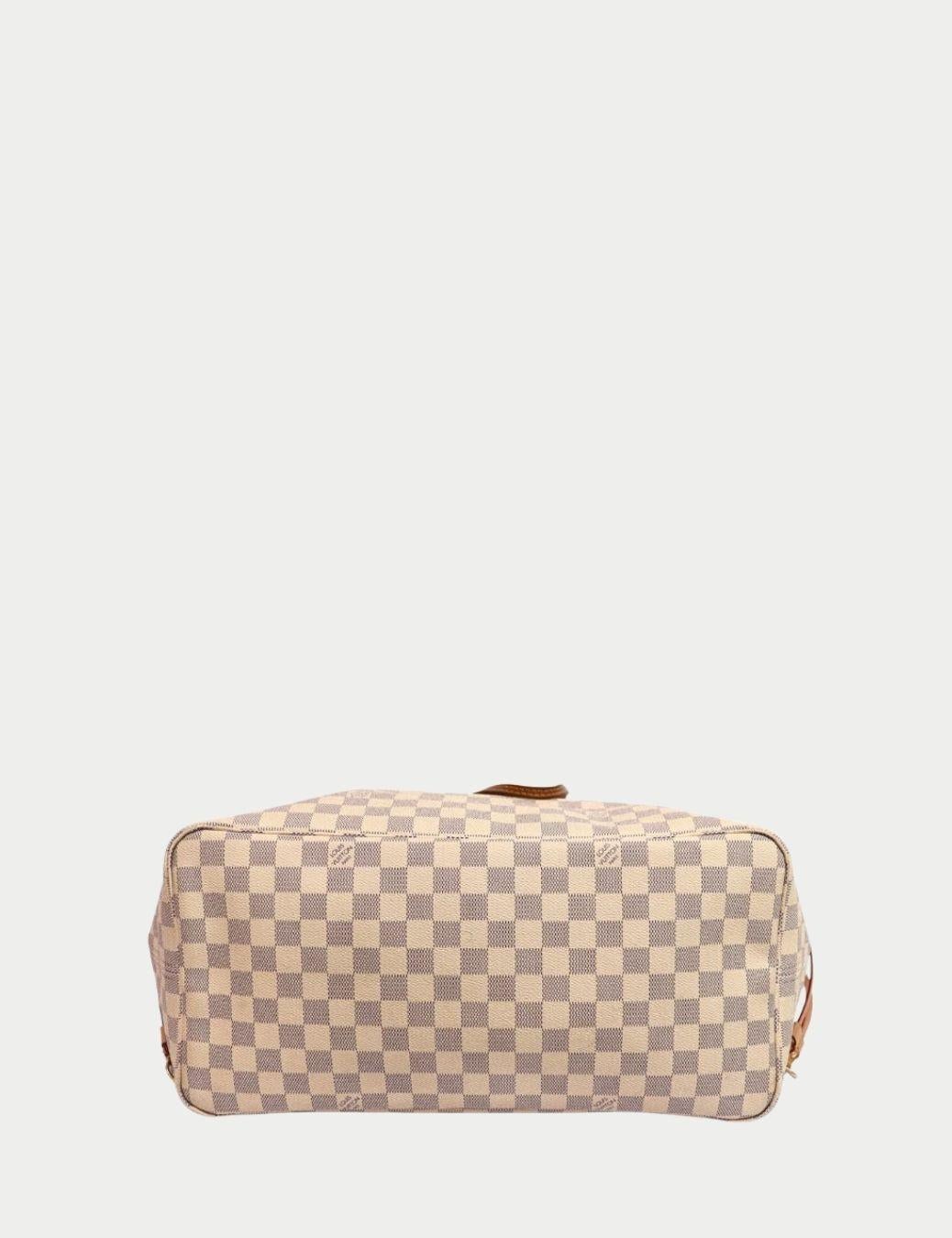 Le Neverfull GM de Louis Vuitton en toile Damier Azur est le fourre-tout de luxe ultime pour tous les jours. Spacieux mais léger, ce design iconique allie praticité et Elegance, ce qui en fait l'un des sacs les plus convoités de Louis Vuitton.