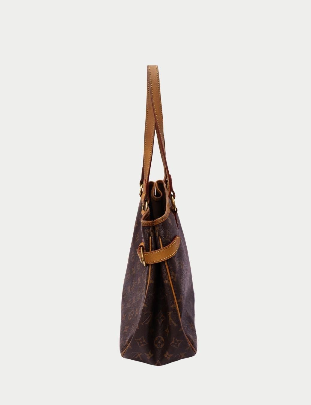 Ce sac à bandoulière Monogram de Louis Vuitton allie une élégance intemporelle à un design pratique. Il est fabriqué à partir de la toile enduite signature de la maison et d'une garniture en cuir Vachetta naturel. La silhouette structurée est