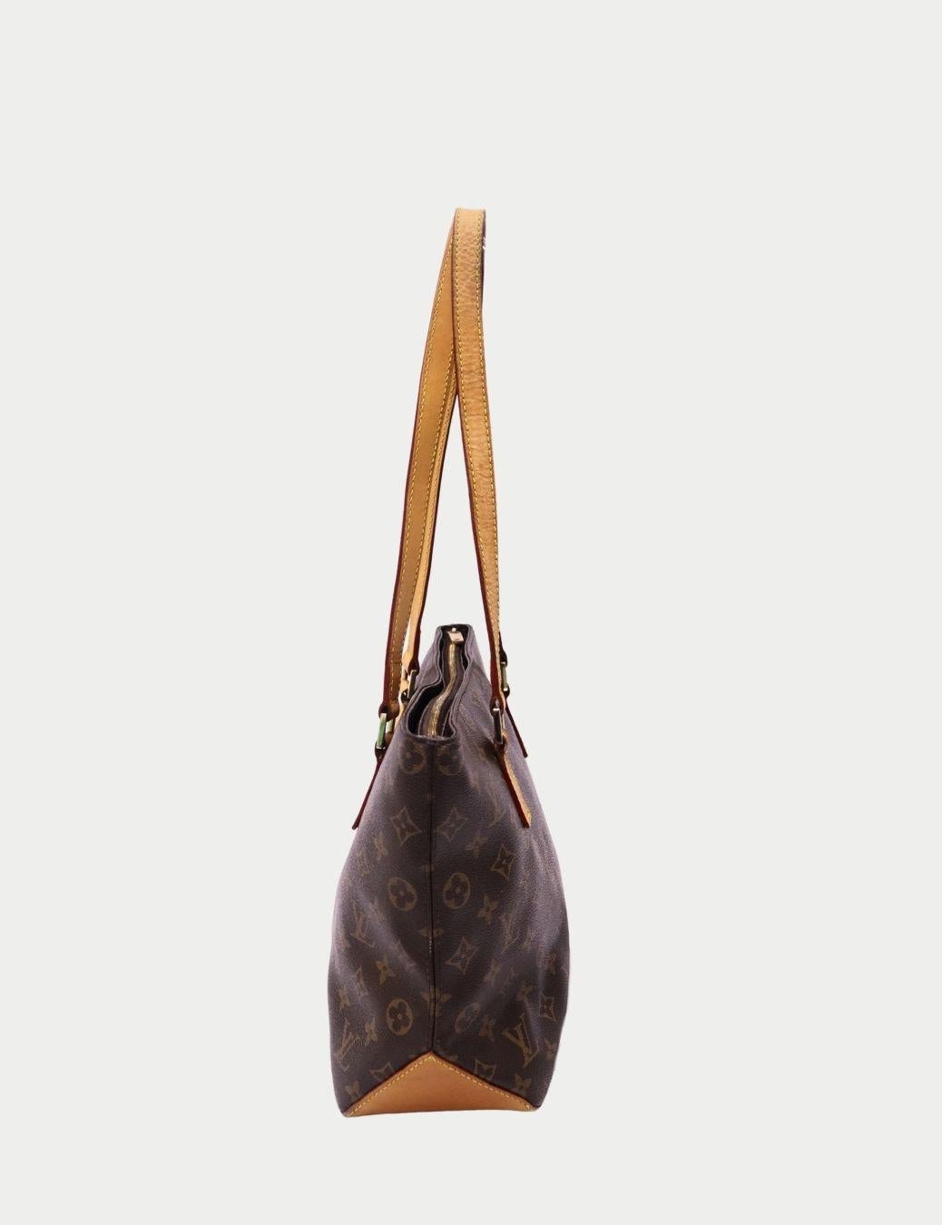 Portez l'élégance intemporelle avec ce sac fourre-tout Monogram de Louis Vuitton, confectionné à partir de la toile enduite signature de la marque et doté de brides en cuir Vachetta naturel.

Conçu pour être pratique et élégant, ce fourre-tout est