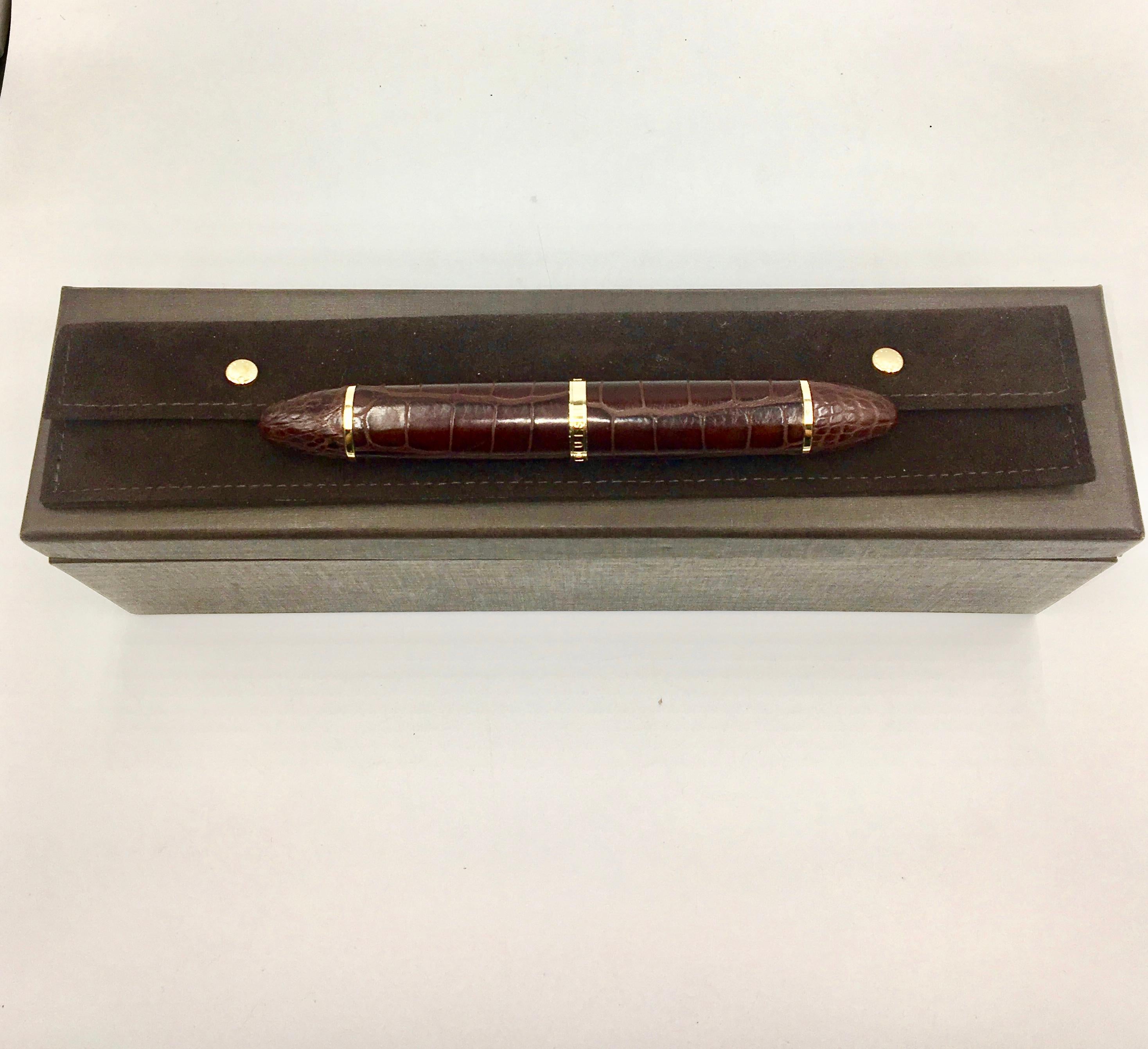 The Louis Vuitton Cargo Ink Pen is incased in the leather of the Alligator Mississipiensis. This foutain pen is a remarkable combination of elegance and technicity with an exclusive LV patent.
Original complete box