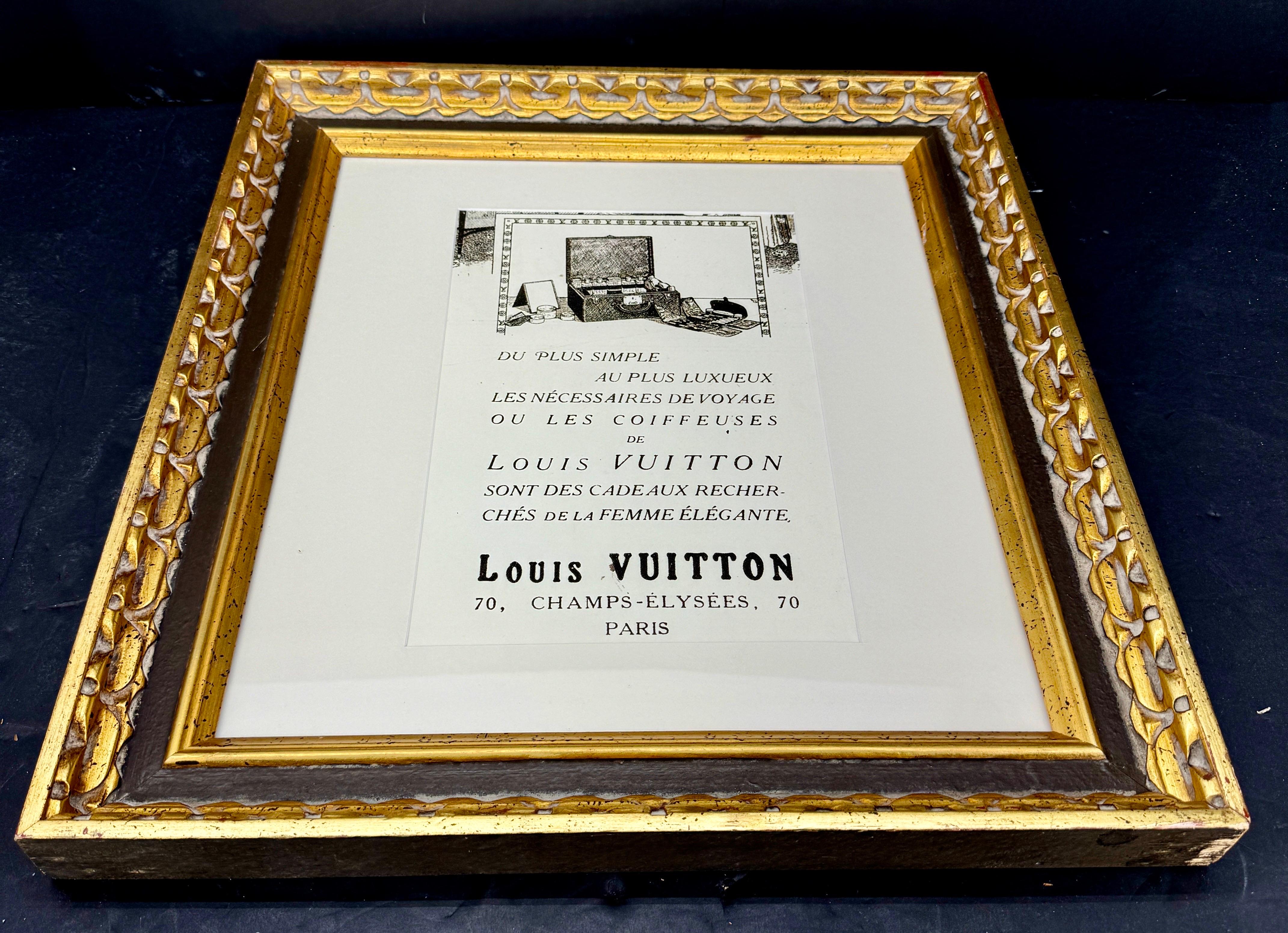 Louis Vuitton Druck, gefunden auf einem Pariser Markt. Dieses Kunstwerk wurde in einen vergoldeten europäischen Vintage-Holzrahmen gerahmt. Das Kunstwerk zeigt einen ikonischen Louis Vuitton-Koffer im Vordergrund. Großartiges Kunstwerk für einen