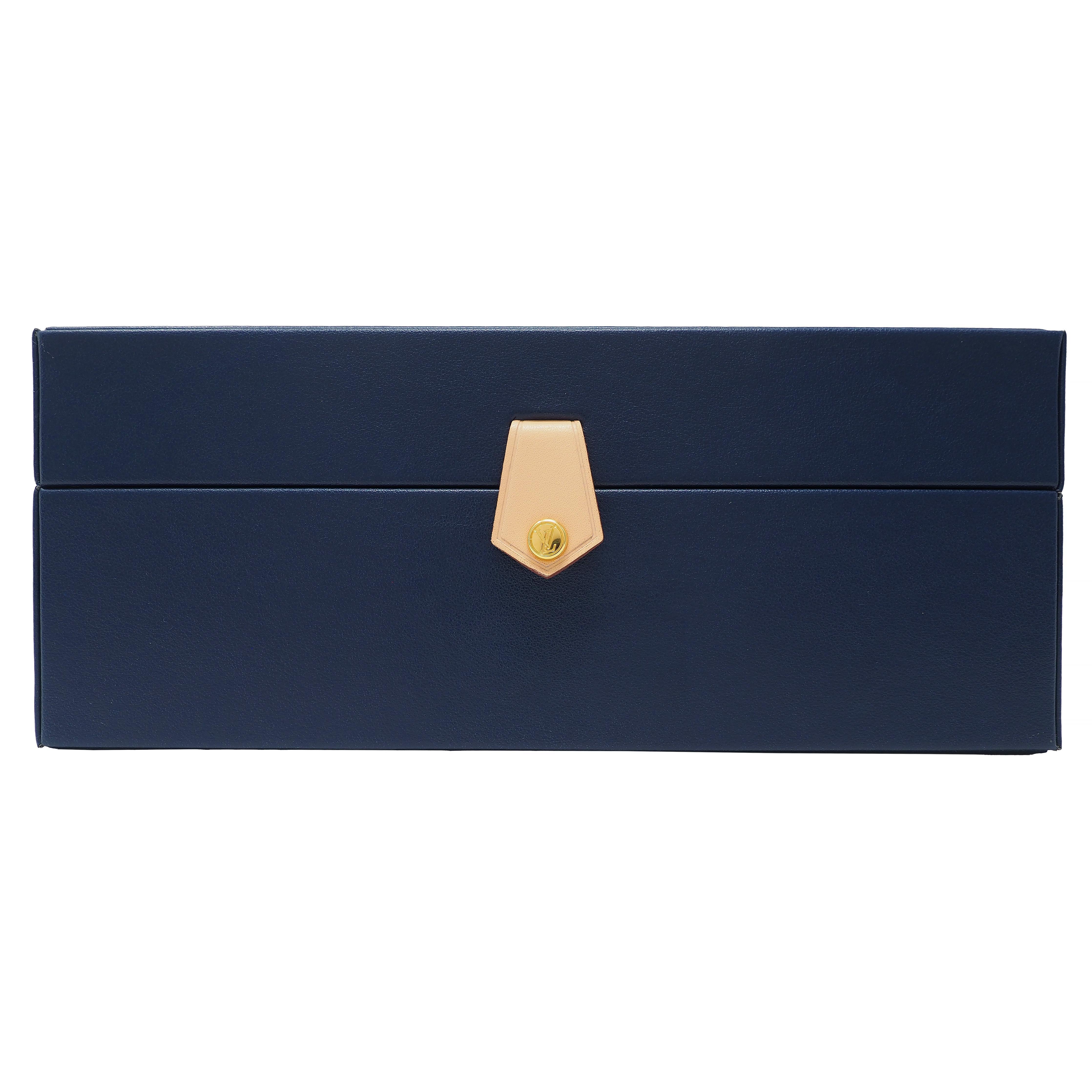 Louis Vuitton, collier unisexe Les Gastons Trunk en or blanc 18 carats et diamants français en vente 6