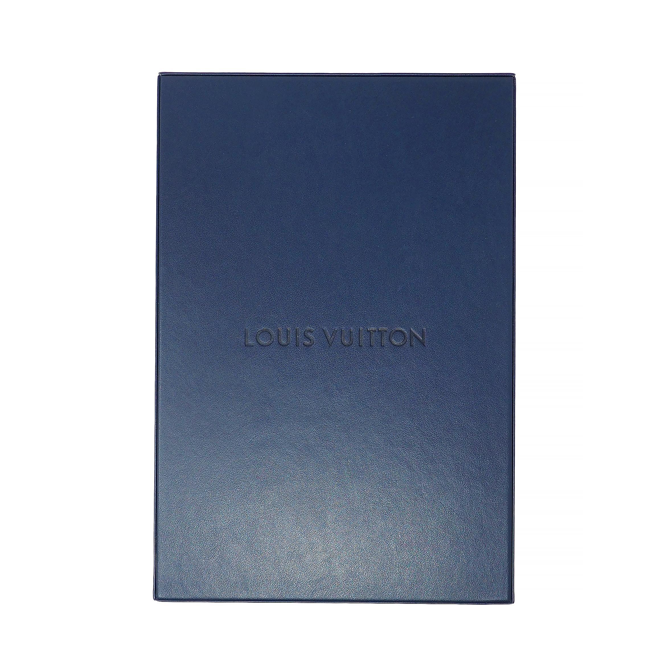 Louis Vuitton, collier unisexe Les Gastons Trunk en or blanc 18 carats et diamants français en vente 7