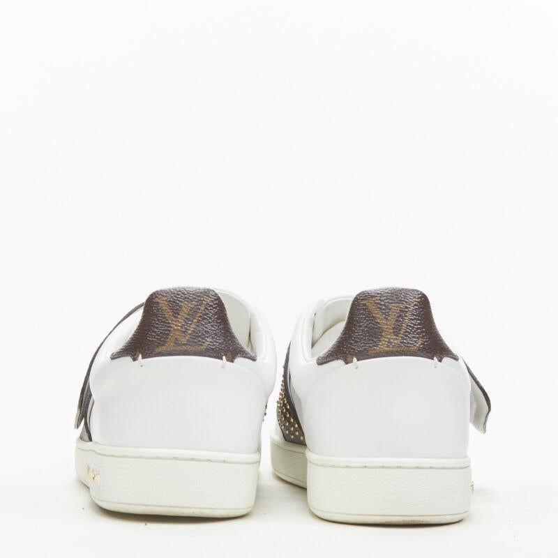 VUITTON Stehpullover aus weißem Leder mit LV-Monogramm und goldenem Nieten EU36 Damen im Angebot