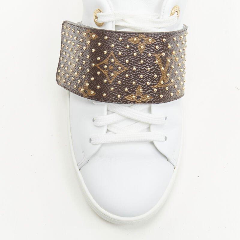 VUITTON Stehpullover aus weißem Leder mit LV-Monogramm und goldenem Nieten EU36 im Angebot 1