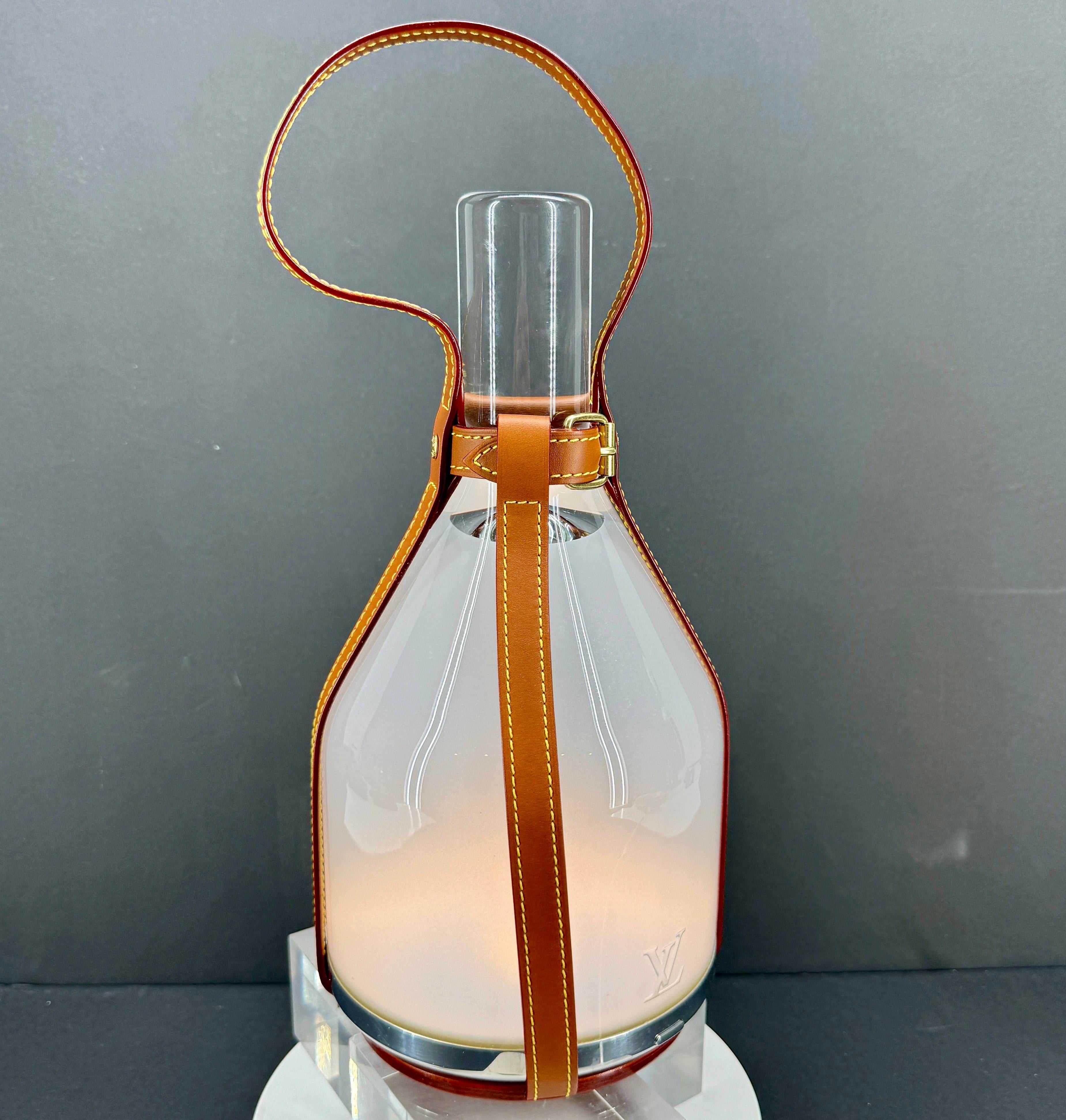 Louis Vuitton lampe LV en verre dépoli avec cuir caramel en vente 3