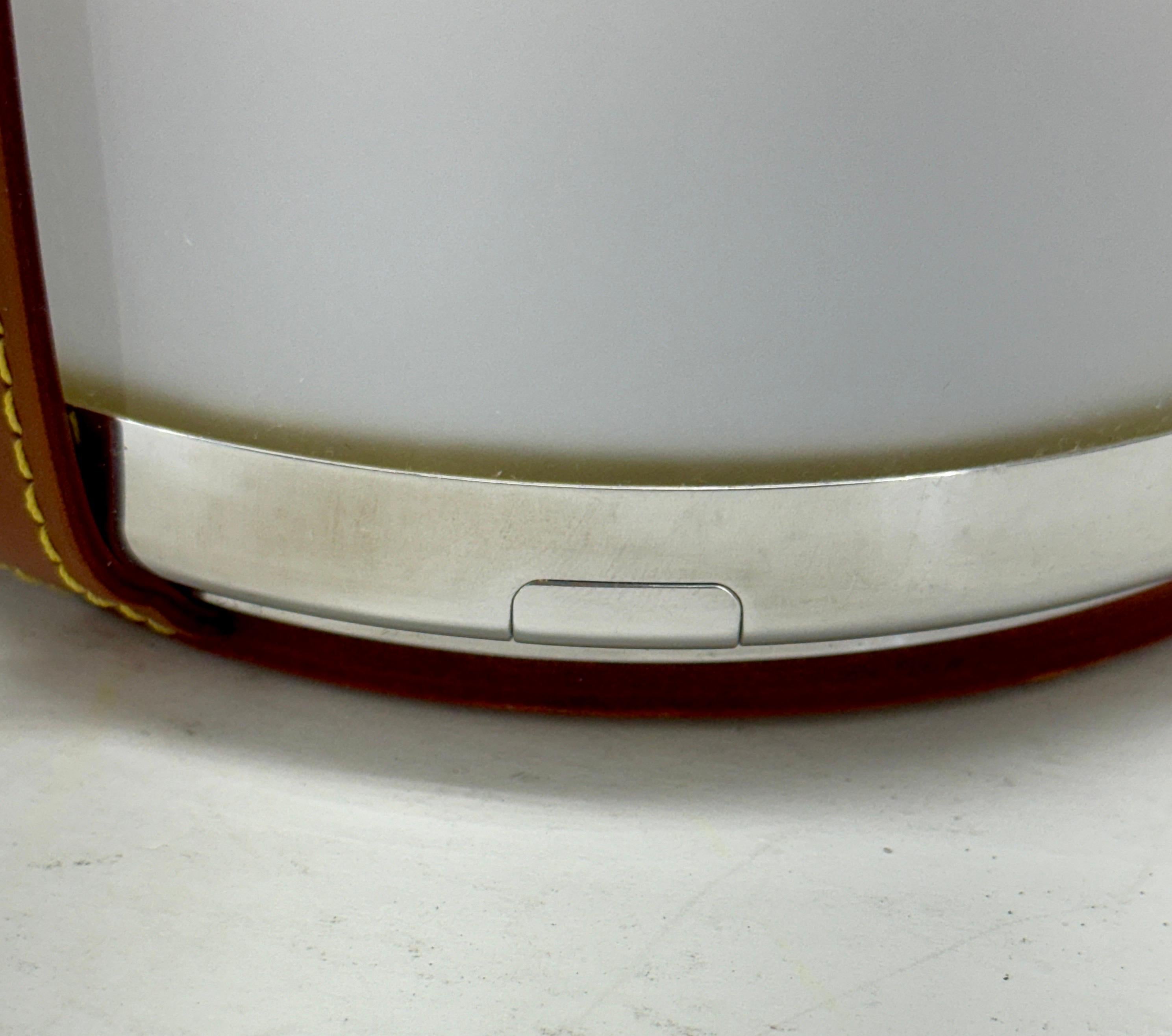 Louis Vuitton lampe LV en verre dépoli avec cuir caramel en vente 4
