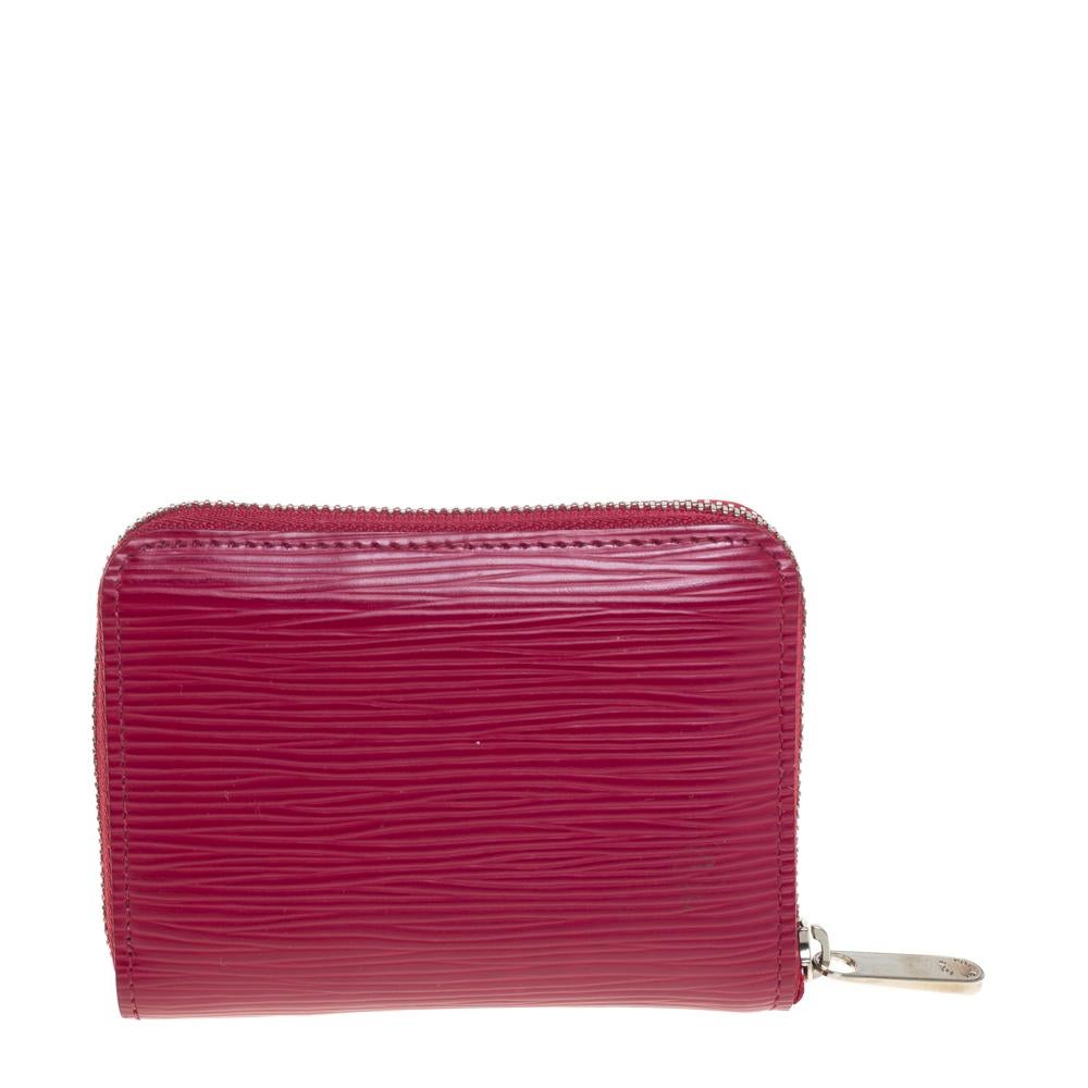 This Louis Vuitton Zippy coin purse is conveniently designed for everyday use. Crafted from pink epi leather, the purse has a zip closure that opens to reveal multiple slots for you to neatly arrange your cards and coins.

