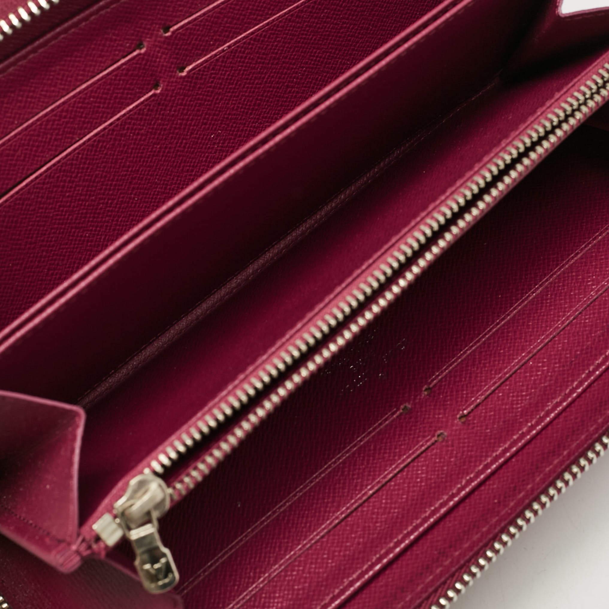 Ce portefeuille design est un équilibre immaculé entre sophistication et utilité rationnelle. Il a été conçu à partir de matériaux de première qualité et rehaussé par une finition élégante. La création est équipée d'un grand espace pour vos