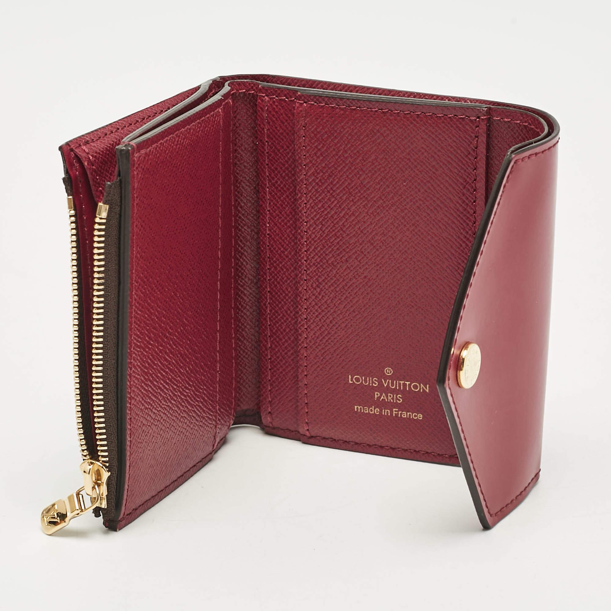 Dalla maison Louis Vuitton  questo splendido portafoglio Zoe ti offrirà solo eleganza ed essenzialità. È realizzata in tela e pelle Monogram fucsia con un accento dorato che impreziosisce la parte anteriore. L'interno è realizzato in pelle e può