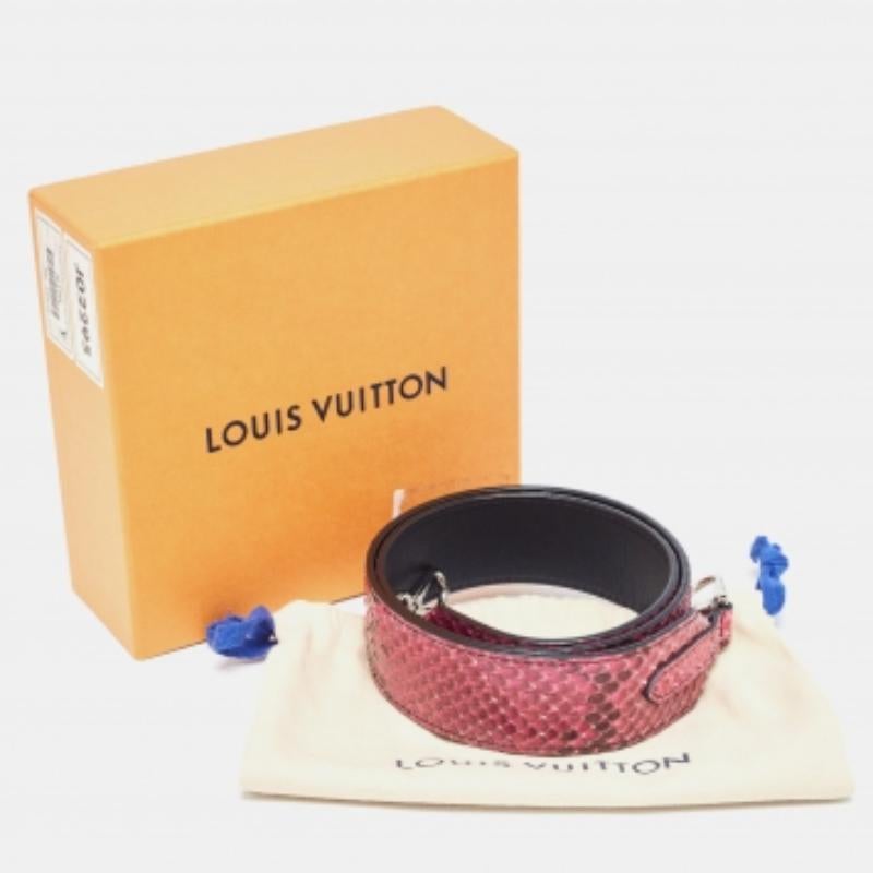 Cette bandoulière de la Maison Louis Vuitton est un investissement pratique à faire. Il a été confectionné en cuir avec des ferrures distinctes. Complétez vos sacs à main LV avec cette bandoulière.