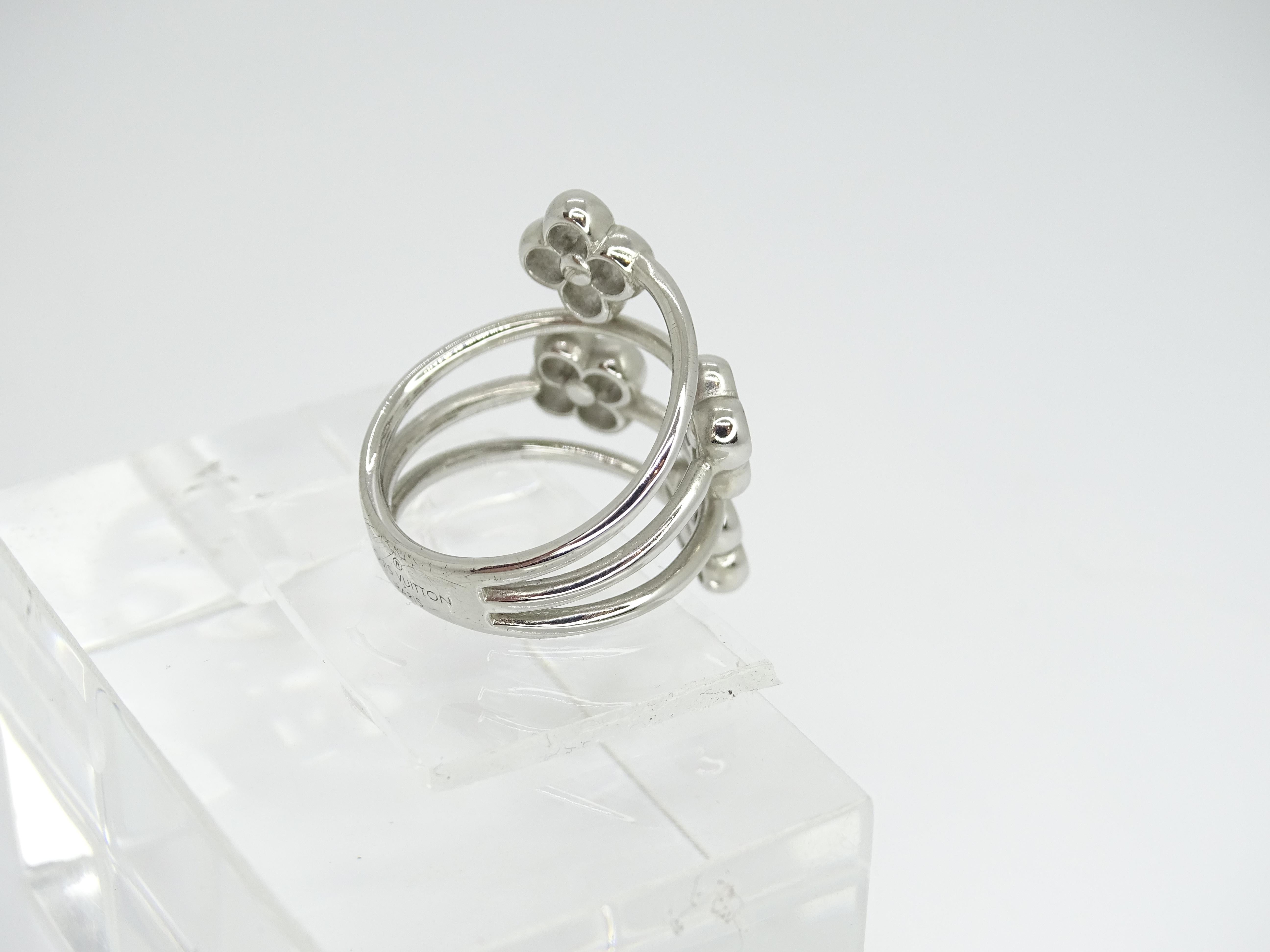 Anello Louis Vuitton a fiore pieno in argento, anello moda in vendita 10