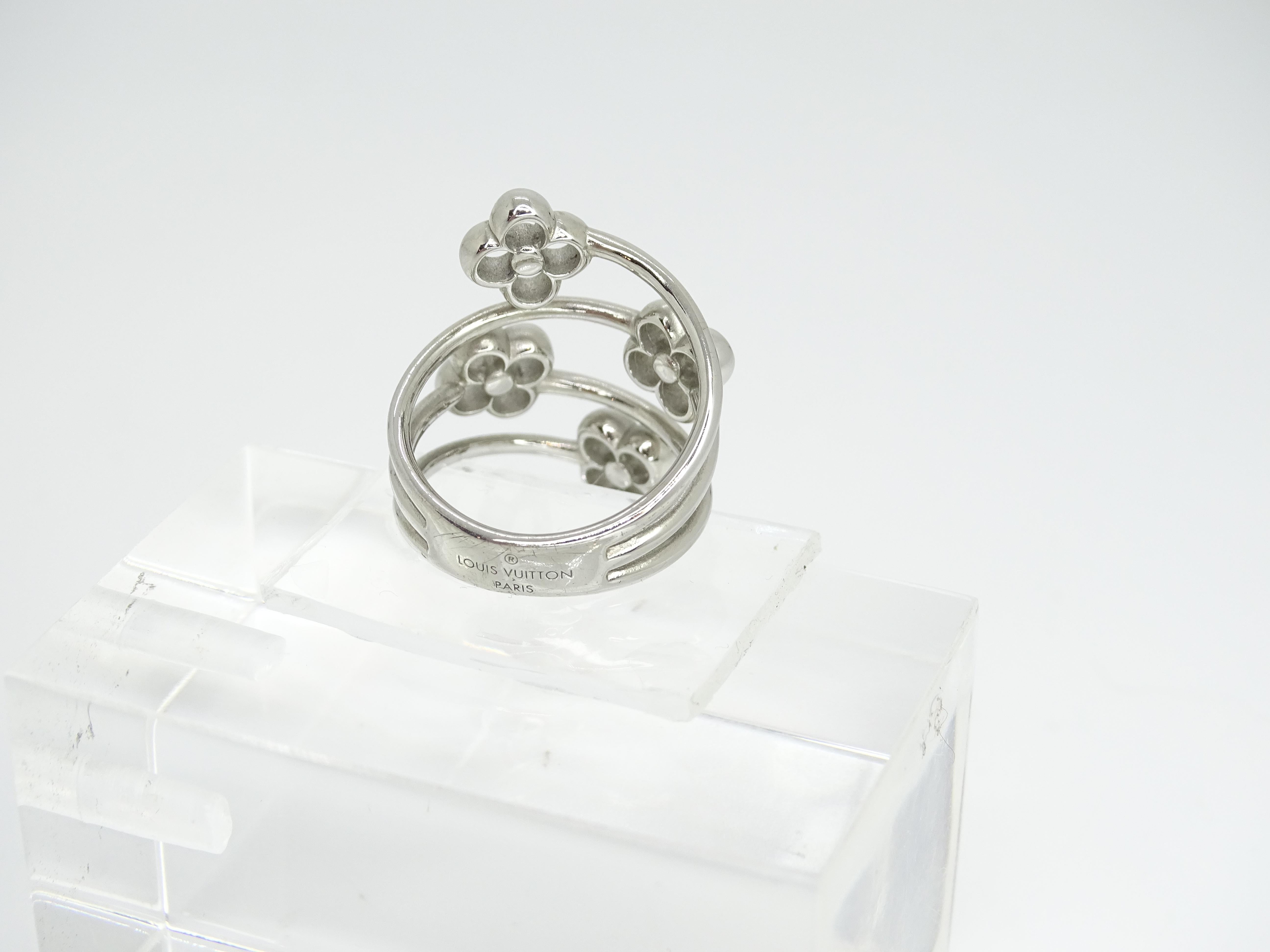 Anello Louis Vuitton a fiore pieno in argento, anello moda in vendita 11