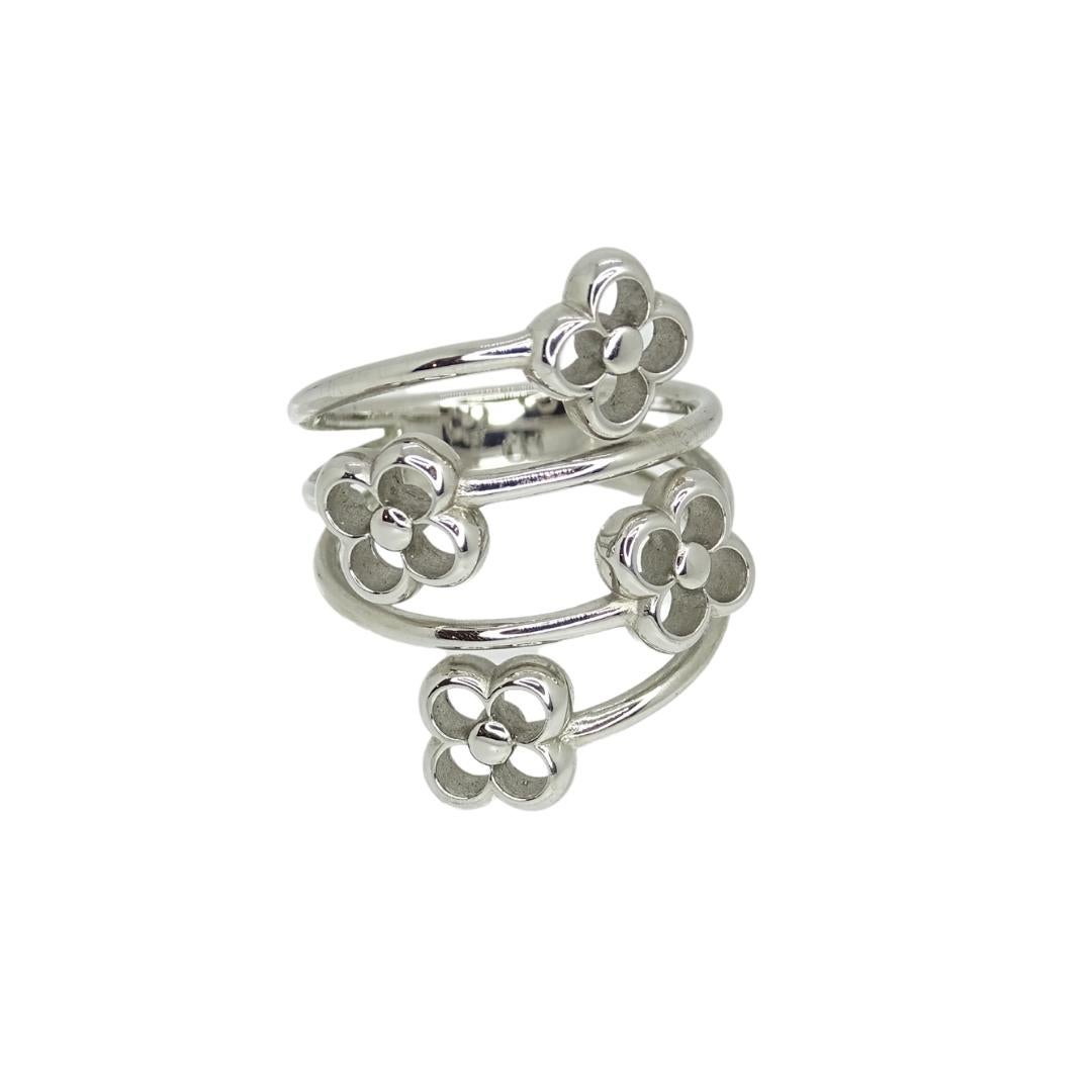 Questo splendido anello  è un autentico anello pieno di fiori LOUIS VUITTON in A. Silver. Questo anello è composto da quattro fiori Monogram in posizione diversa, come se volessi aprire un bouquet di fiori!!! con finiture in argento. I fiori sono
