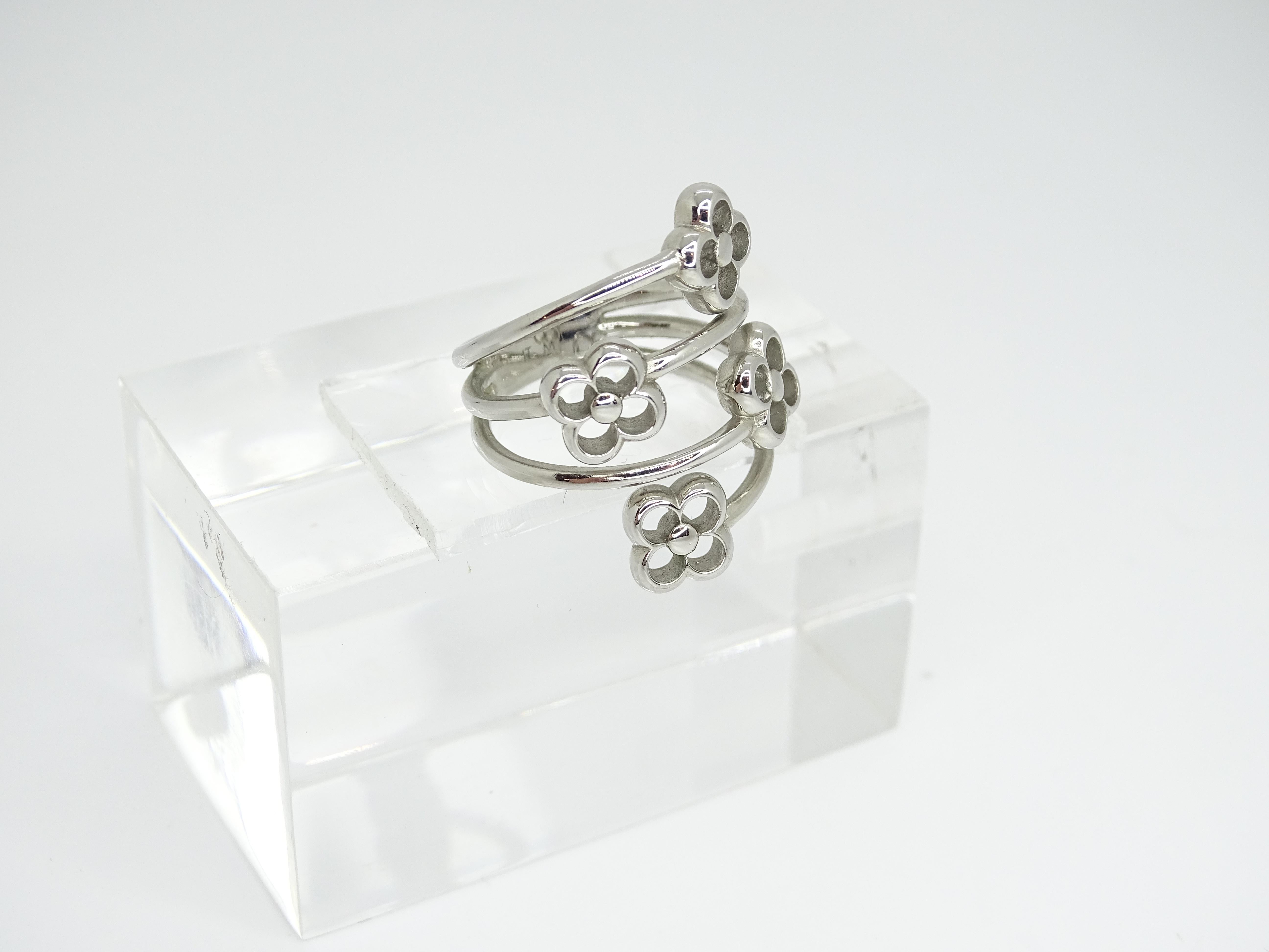 Anello Louis Vuitton a fiore pieno in argento, anello moda in vendita 1
