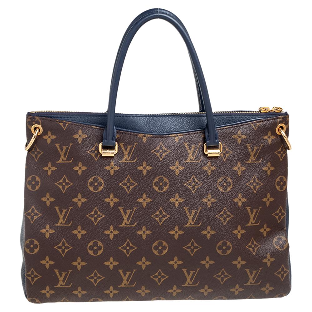 Accessorise like a pro with this trendy and functional bag from Louis Vuitton. This rich and classy Pallas bag is made from Monogram canvas into a smart silhouette. The inside of the bag is lined with Alcantara that has a smooth texture. It features