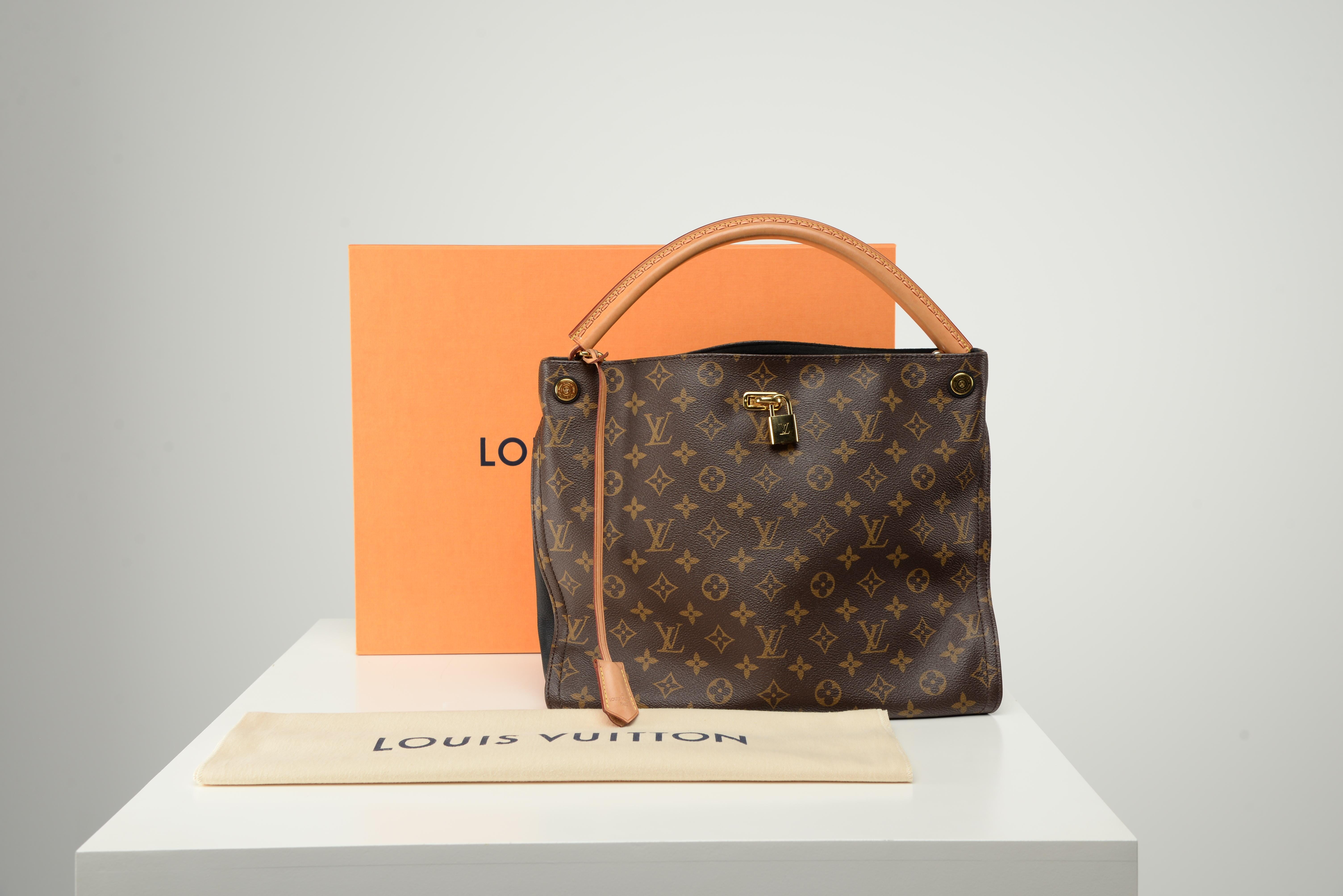 From the collection of SAVINETI we offer this Louis Vuitton Gaia MNG Bag:
-	Brand: Louis Vuitton
-	Model: Gaia MNG
-	Year: 2015
-	Code: DR4125
-	Condition: Good (very small signs of use on the hardware - see pictures), overall in very nice