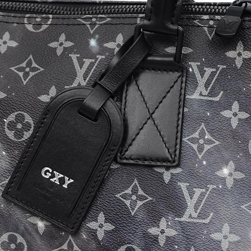 Louis Vuitton Galaxy keepall Bandouliere 50
Almost new. never used. Just used for displaying.
Comes with the dust bag, Handle strap, ID tag (GXY stamped), Shoulder strap, Keys and lock
Date code : MB4118