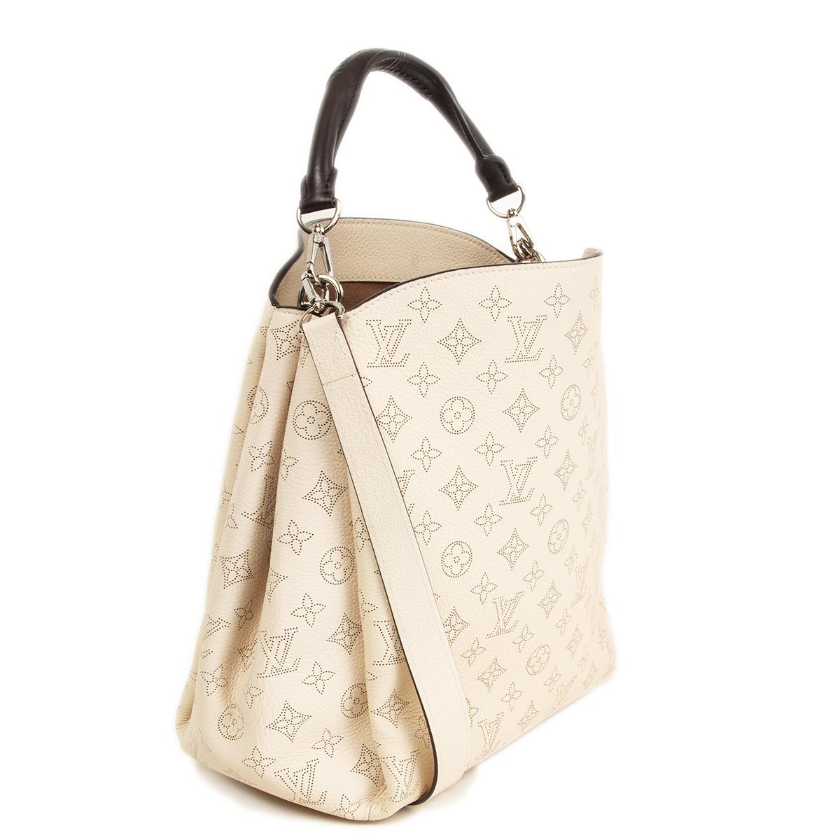 100% authentic Louis Vuitton 'Babylone PM' hobo in Galet (pale beige) Mongram Mahina leather with dark brown braided handle and detachable leather shoulder strap. Lined in taupe alcanthara with two open pockets against the front and a zipper pocket