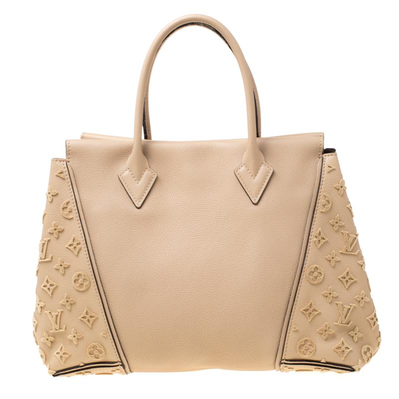With its world of elegance, innovation and inspiration, Louis Vuitton has positioned itself at the pinnacle of the luxury goods industry. This leather bag is designed in beige and features the monogram pattern in velvet on the sides. A roomy