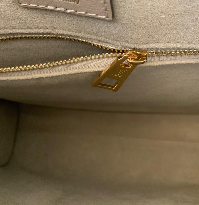 Louis Vuitton Galet Gray Epi Leather Sac Plat PM Bag For Sale 8