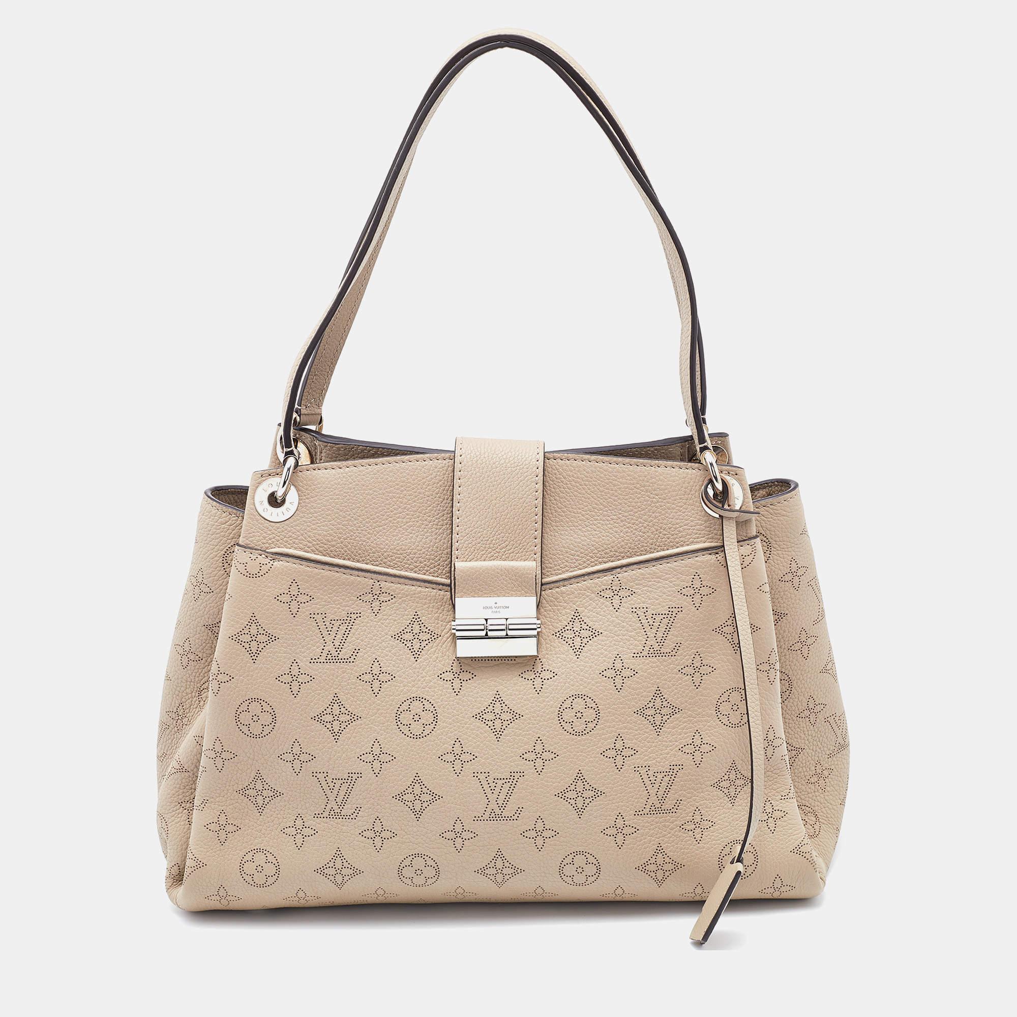 Louis Vuitton's creations are popular owing to their high style and functionality. This bag, like all the other handbags, is durable and stylish. Exuding a fine finish, the bag is designed to give a luxurious experience. The interior has enough