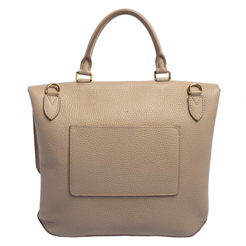 It is every woman's dream to own a Louis Vuitton handbag as appealing as this one. Crafted from Taurillon leather, this bag comes in a lovely shade of beige. It features a structured design with a top handle and a detachable shoulder strap. While