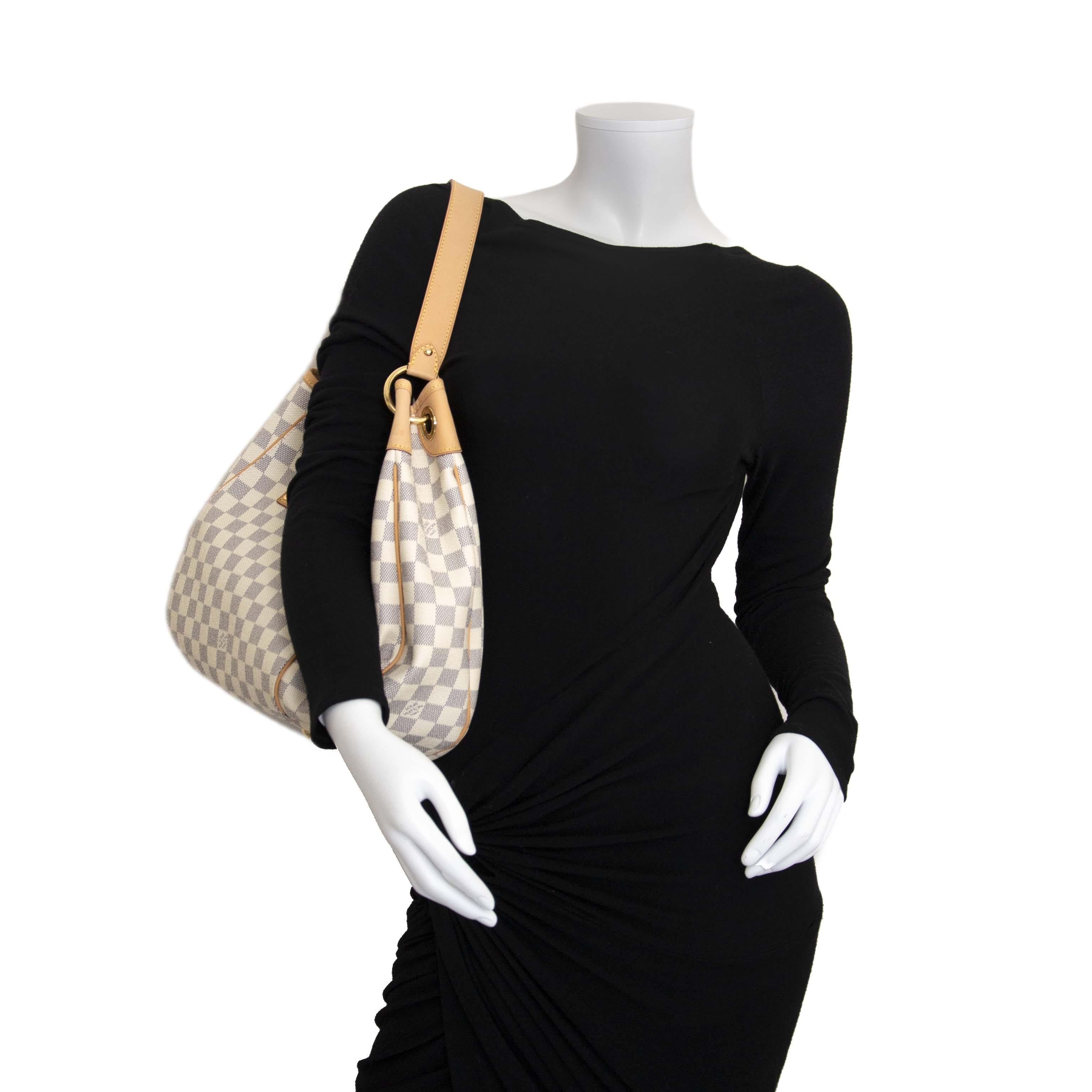 Very good condition

Louis Vuitton Galliera Damier Azur Shoulder Bag

The Louis Vuitton bag is made out of coated canvas and features vachetta cowhide leather details.

The bag has an adjustable strap.

It's the perfect bag for working or shopping! 