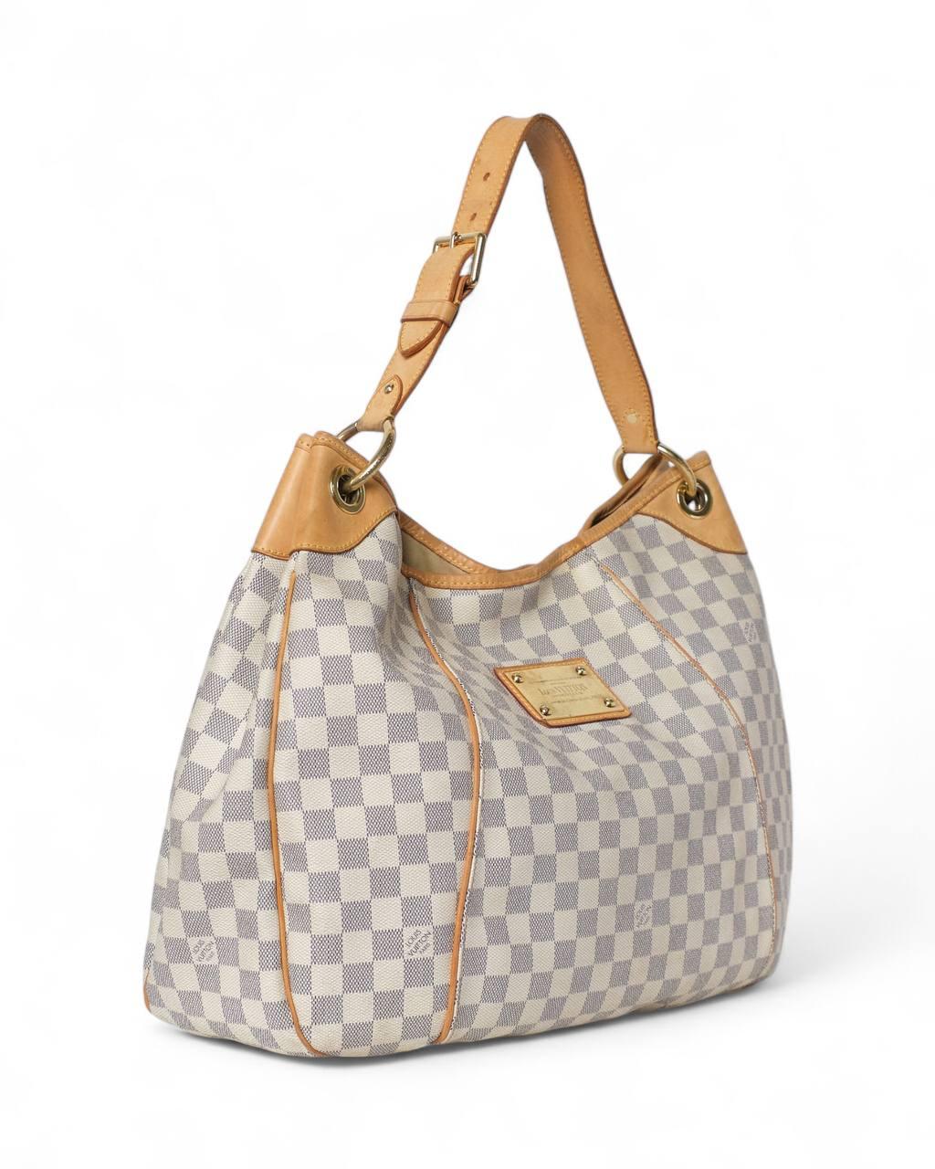 Borsa Louis Vuitton, modello Galliera GM, realizzata in tela Damier Azur con rifiniture in vacchetta e hardware dorato. Dotata di una chiusura interna con bottone magnetico, l’interno è rivestito in canvas beige ed è spazioso, con comode tasche per