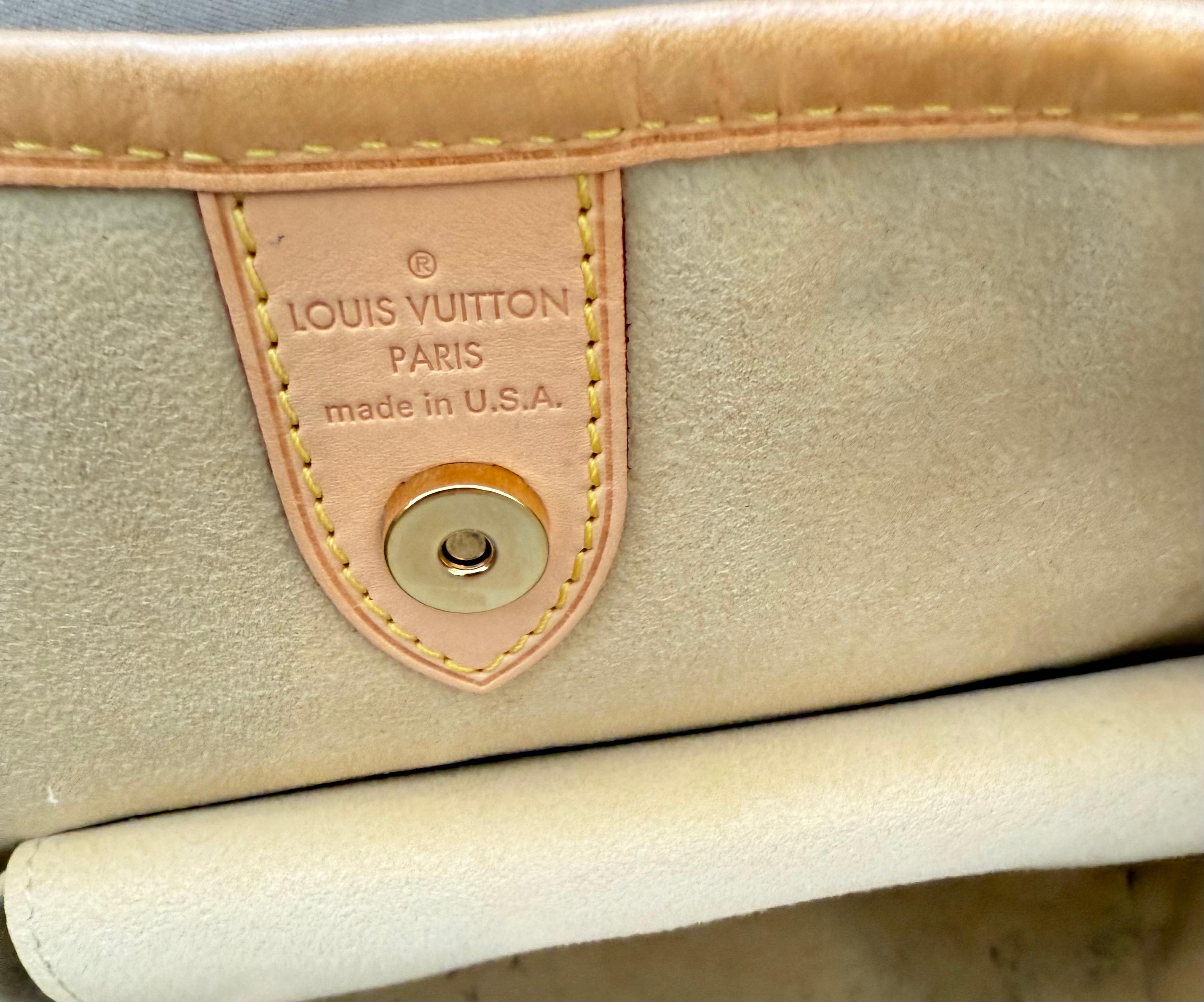 Designer : Louis Vuitton
Style : Sac à bandoulière Galliera PM
MATERIAL : Toile enduite Damier Azur avec garniture en cuir Vachetta
Quincaillerie : Laiton poli
Origine : Fabriqué aux États-Unis

Cet authentique sac vintage Louis Vuitton Galliera PM