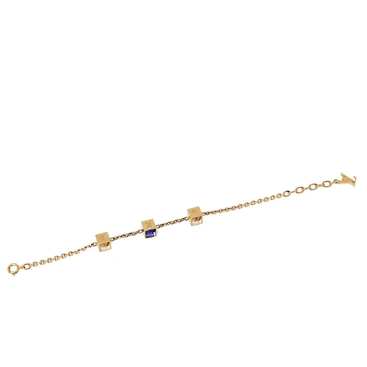 Artfully made from gold-tone metal, this flawless bracelet by Louis Vuitton can be your next prized possession. Featuring a gorgeous set of 3 cubes synonymous with the Gamble theme with monogram engravings and crystals, the design has been finished