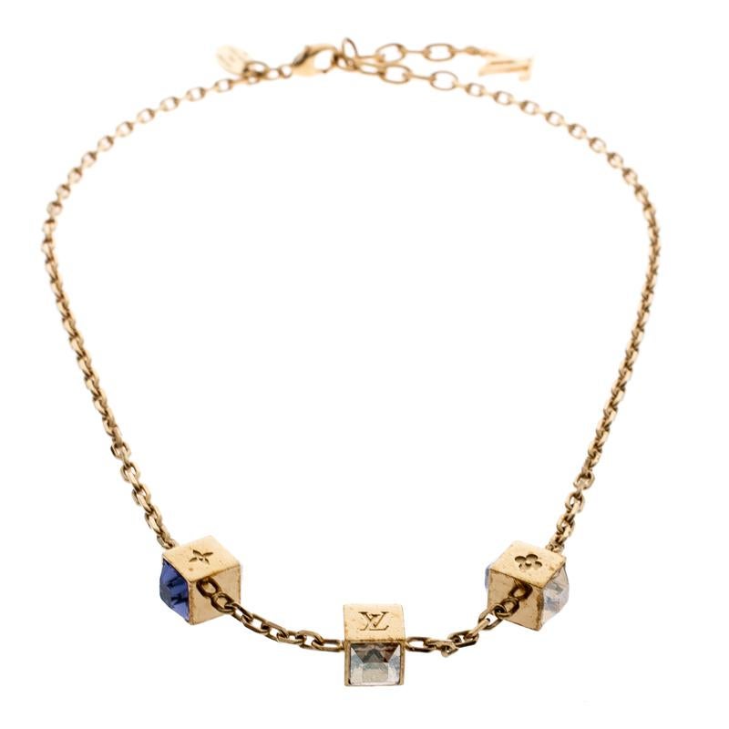 Made out of gold-tone metal, this flawlessly crafted necklace by Louis Vuitton can be your next prized possession. Featuring a gorgeous set of 3 crystal cubes, the design has been finished with the signature LV and a lobster clasp. You can flaunt