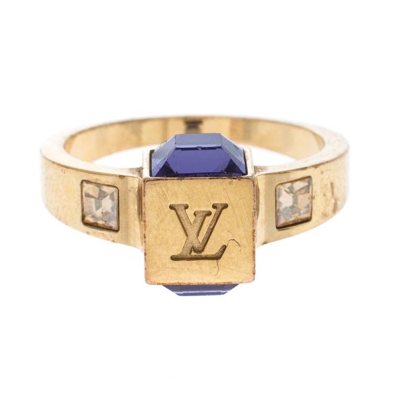 Artfully made from gold-tone metal, this flawless ring by Louis Vuitton can be your next prized possession. It features a gorgeous cube centerpiece with monogram engravings and crystals and more crystals on its sides. You're surely going to love