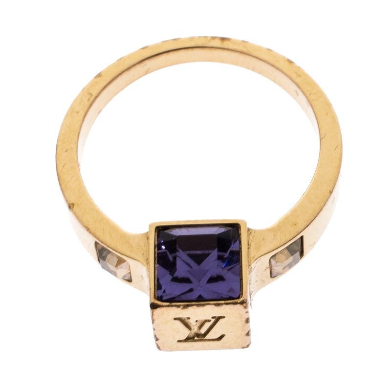 Artfully made from gold-tone metal, this flawless ring by Louis Vuitton can be your next prized possession. It features a gorgeous cube centerpiece with monogram engravings and crystals and more crystals on its sides. You're surely going to love