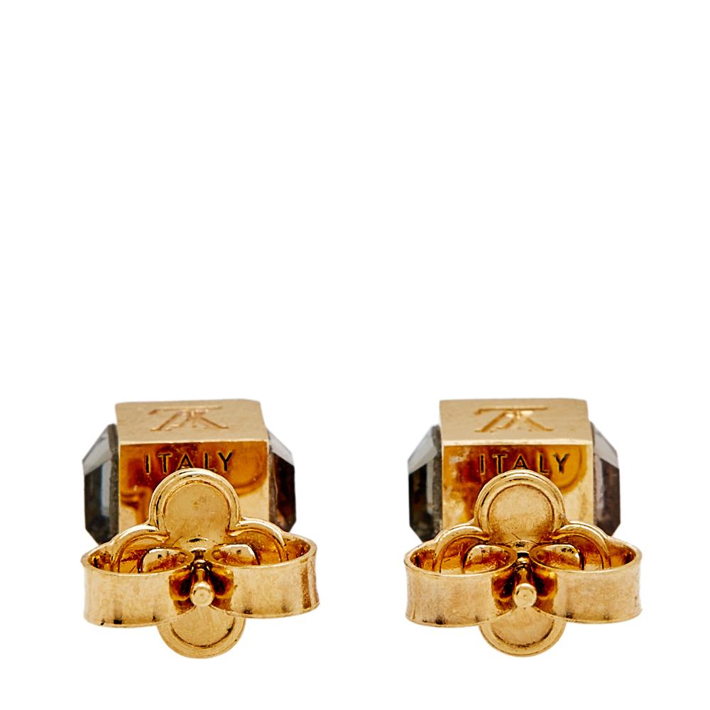 Stud earrings are an ideal pick for an effortless enhancement over any kind of ensemble. These ones by Louis Vuitton are just the right accessory to match up with any formal or casual wear. They are made of gold-tone metal and detailed with the LV