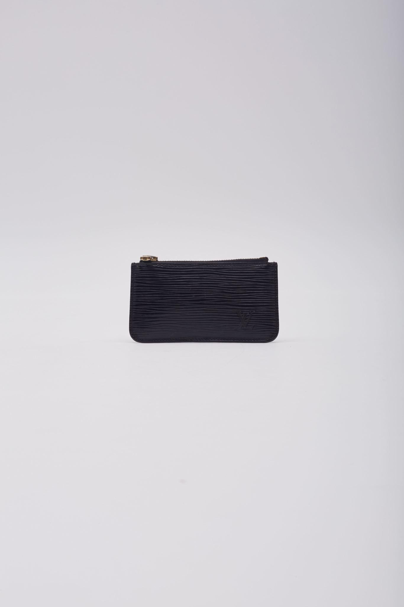 Color: Black
Material: epi leather
Year: 1999
Vintage
Comes with: dust bag
Condition: Very good. Light marks. Code is faded.
Made in Spain

Measurements: 5 x 2.5 inch