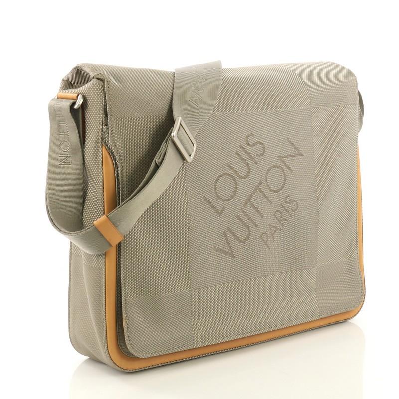 This Louis Vuitton Geant Terre Messenger Bag Limited Edition Canvas, crafted from gray damier geant canvas, features an adjustable canvas strap and matte silver-tone hardware. Its flap and magnetic closure opens to a green fabric interior with slip