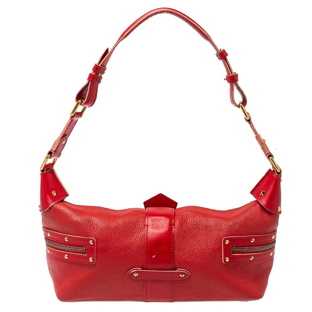 This hard to find red-hued Suhali leather L'Impetueux Bag is from the 2005 collection. The bag features a gold-tone S-lock closure, two side zippered pockets, and prominent feet for protection. The interior of the bag has a fabric lining with one