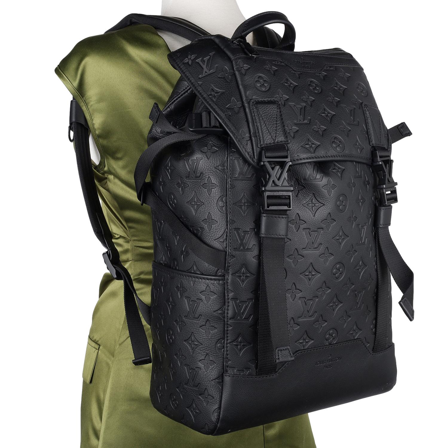 Mochila auténtica Louis Vuitton Getaway Monograma. Presenta monograma sombra de piel de becerro negra, iniciales LV y Monogram Blossoms grabados en la superficie de piel, cierre de solapa superior con hebillas lv con cordón bajo la solapa, interior