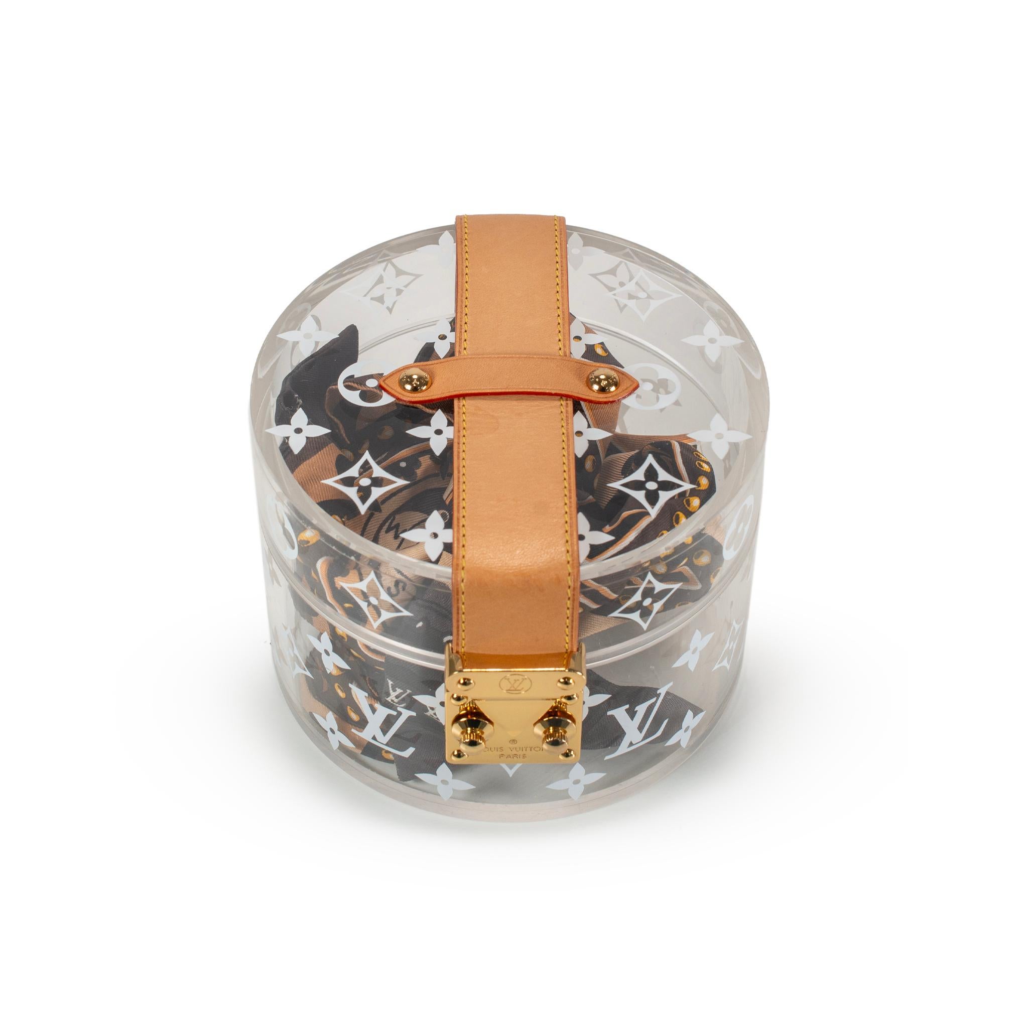 Marchio: Louis Vuitton 

Lunghezza: 5,50 pollici  

Diametro: 4,90 pollici 

Misure (L x H): 389,90