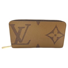 Louis Vuitton - Portefeuille à fermeture éclair sur le revers avec monogramme géant