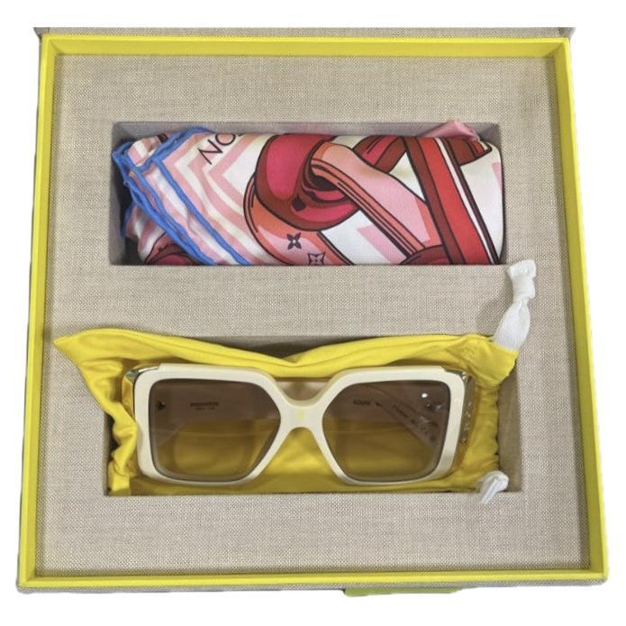 LOUIS VUITTON Gift Set Sunglasses and Carré For Sale