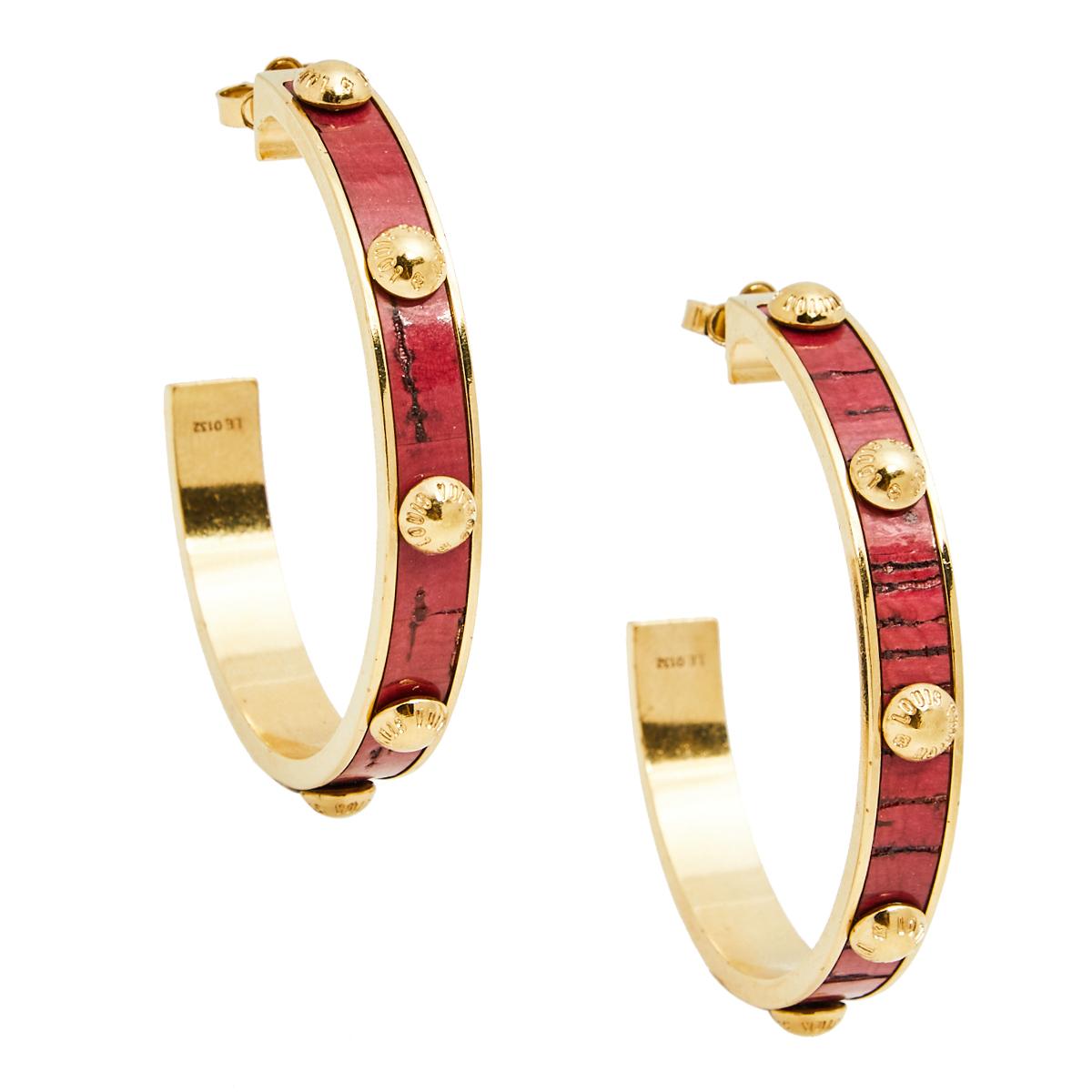 A feminine flair and a chic appeal characterize these stunning earrings. Sculpted from gold-tone metal, they will look beautiful when you style them with your outfits and other accessories. This pair of Gimme A Clue earrings from the house of Louis