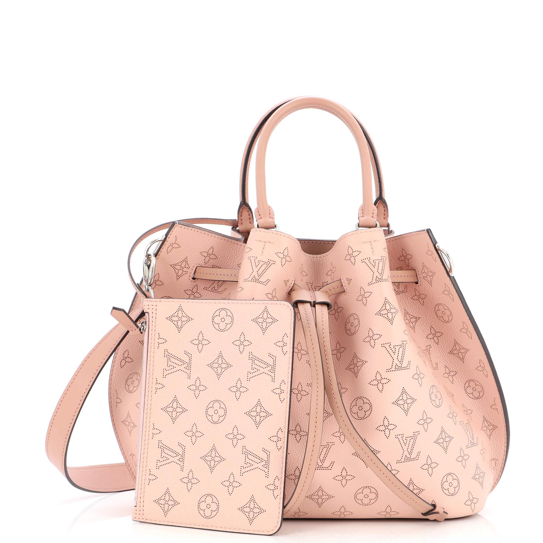 Zustand: Ausgezeichnet. Kratzer an der Hardware.
Zubehör: Pochette, mit Riemen
Abmessungen: Handle Drop 5.5