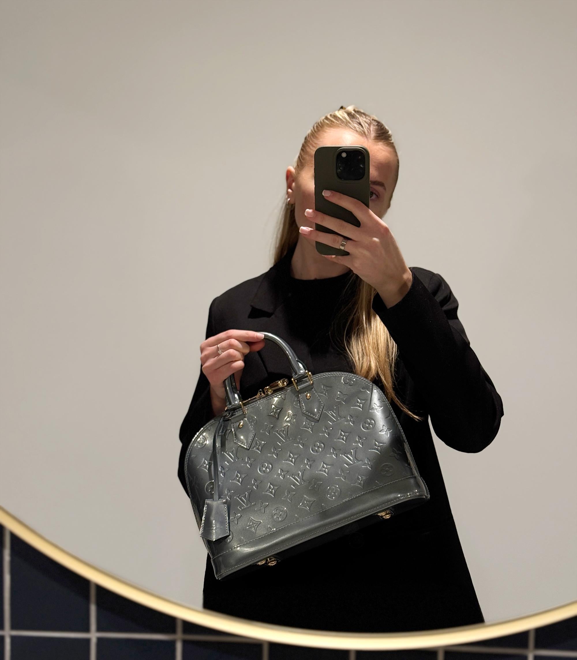 Louis Vuitton Givre Monogram Vernis Leather Alma PM

Product Details
Xupes Ref: HB5825
Brand: Louis Vuitton
Model: Alma PM
Type: Tote
Serial Number: FL2131
Age: 2011
RRP: £1,860
Accompanied By: Louis Vuitton Dust Bag, Clochette, Keys, Padlock