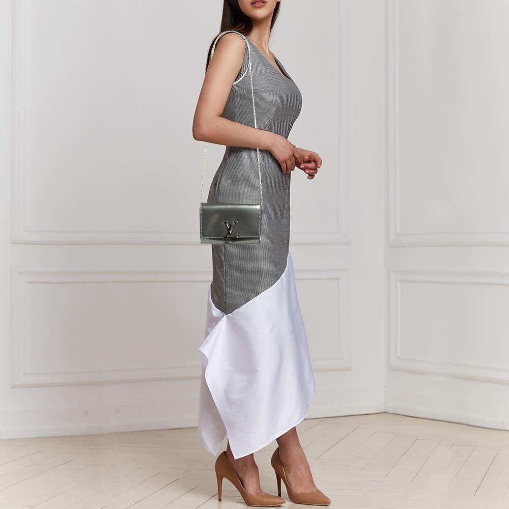 This clutch is just the right accessory to compliment your chic ensemble. It comes crafted in quality material featuring a well sized interior that can comfortably hold all your little essentials.
