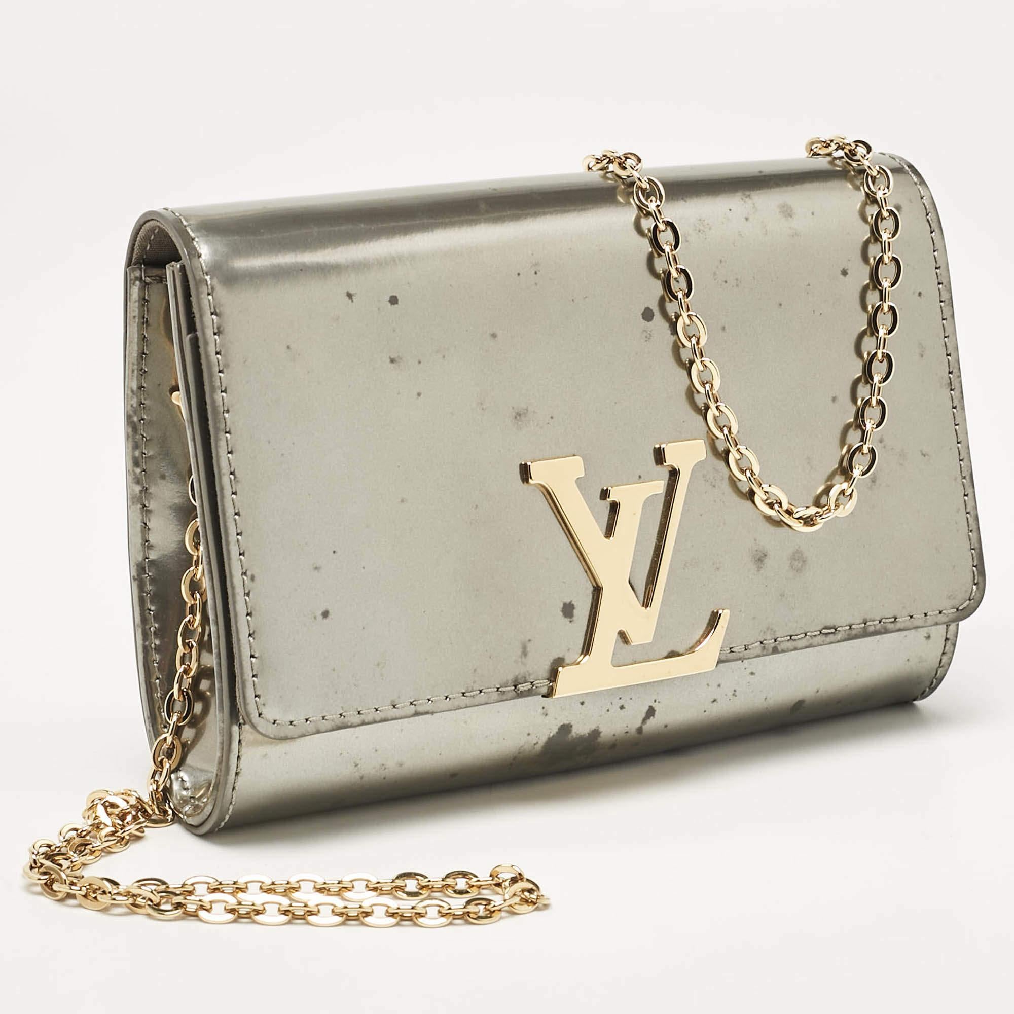 Beige Louis Vuitton Givre Vernis Louise PM NM Chain Clutch For Sale