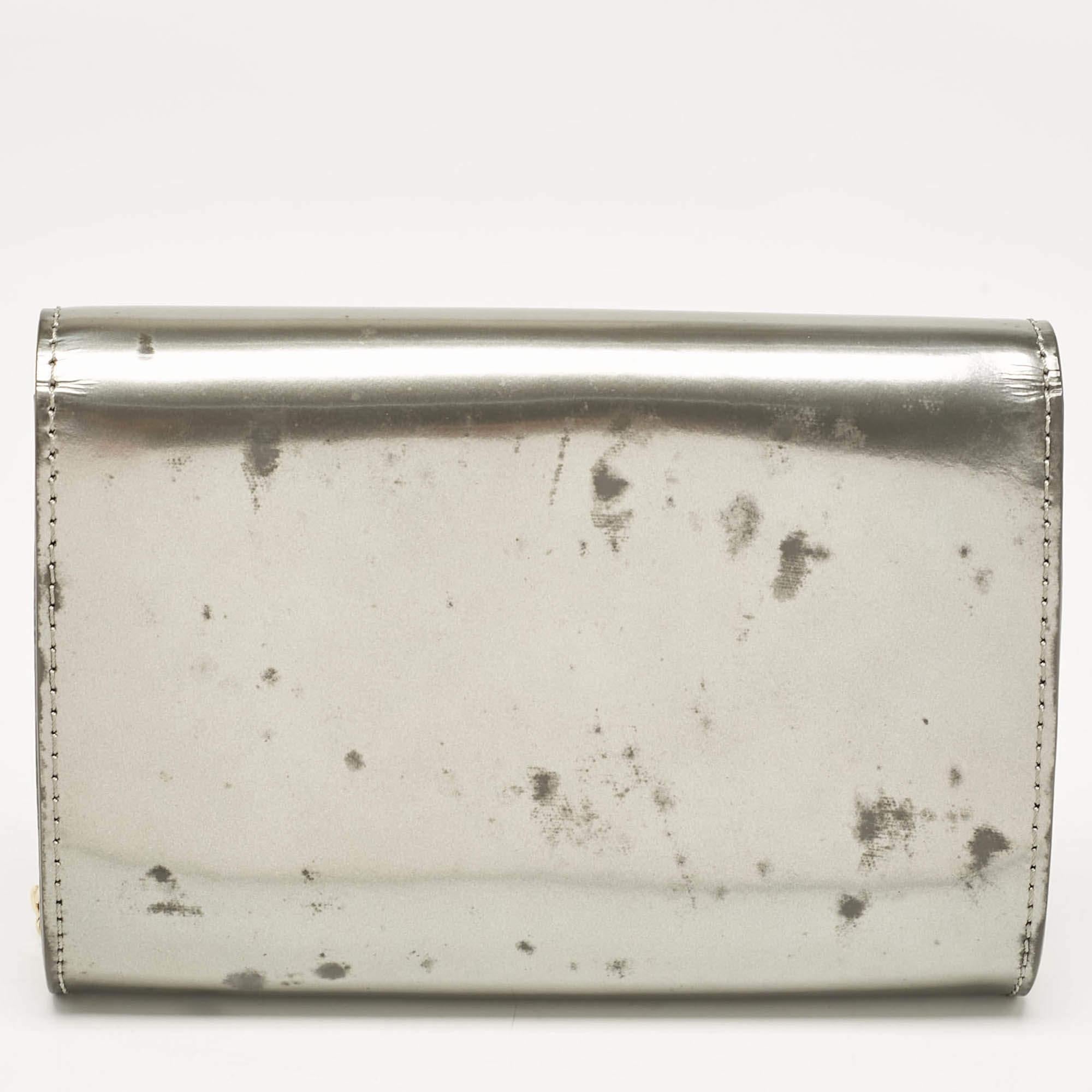Louis Vuitton Givre Vernis Louise PM NM Chain Clutch In Fair Condition For Sale In Dubai, Al Qouz 2